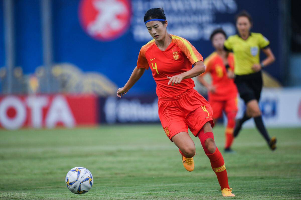 开云体育app-体育界女足选手在比赛中展现拼搏精神