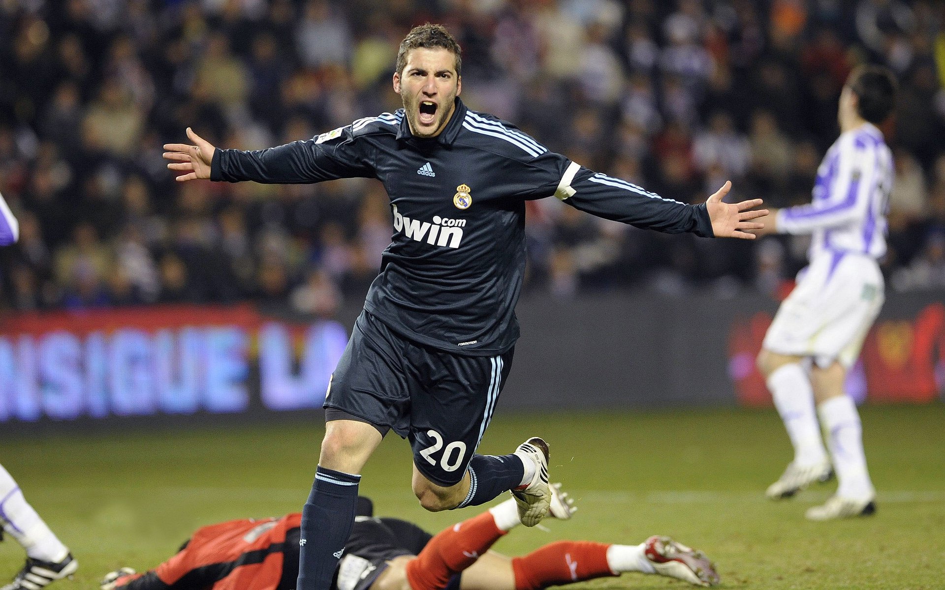 开云体育登录-当永恒之城遭遇高卢雄鸡，京多安化身进攻主宰，谱写绿茵唯一性诗篇